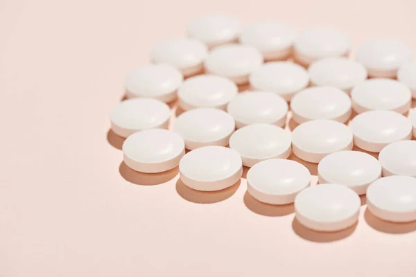 Λευκά Χάπια Του Ίδιου Σχήματος Ανοιχτό Ροζ Φόντο Οριζόντια Κοντινό — Φωτογραφία Αρχείου