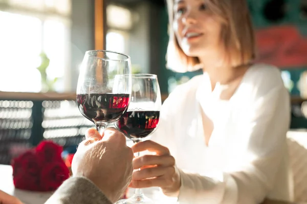 Colpo Orizzontale Uomo Irriconoscibile Donna Caucasica Seduti Uno Fronte All — Foto Stock