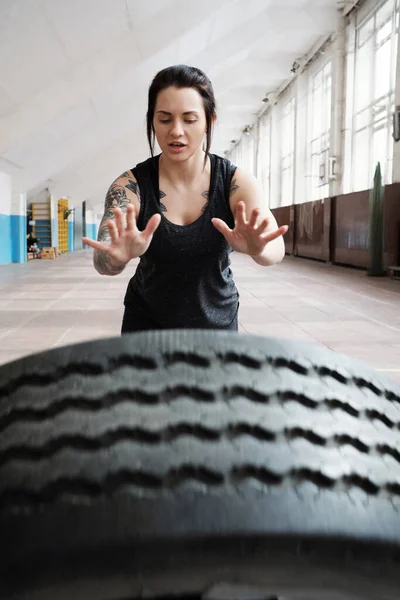 Giovane Atleta Donna Tatuata Caucasica Con Capelli Scuri Che Lancia — Foto Stock