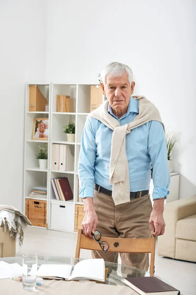 Senior Pensionato Casualwear Guarda Mentre Sei Piedi Sulla Sedia Tavolo — Foto Stock