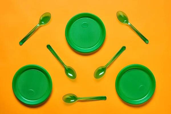 Horizontal Flat Lay Conceptual Shot Green Plastic Spoons Plates Bright — Stock Photo, Image