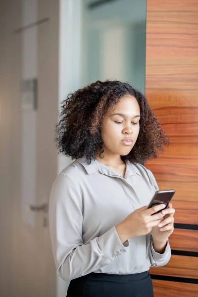 Ernsthafte Junge Afroamerikanische Praktikantin Mit Lockigem Haar Steht Auf Dem — Stockfoto