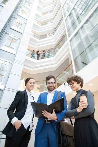 Hieronder Een Overzicht Van Inhoud Van Jonge Business Team Staan — Stockfoto