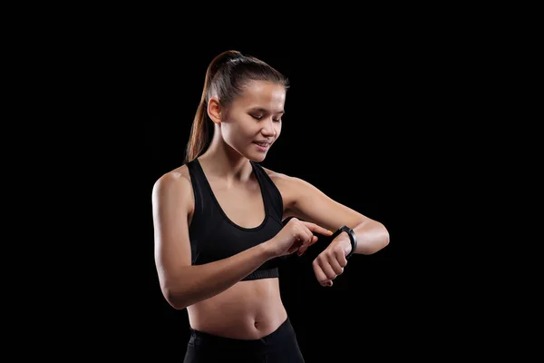 Bastante Joven Deportista Sonriente Ropa Deportiva Mirando Reloj Inteligente Apuntando —  Fotos de Stock