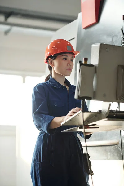 Joven Trabajadora Seria Uniforme Casco Mirando Pantalla Del Panel Control — Foto de Stock