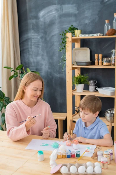 Ragazzo Serio Seduto Tavola Con Carte Uova Pittura Durante Creazione — Foto Stock