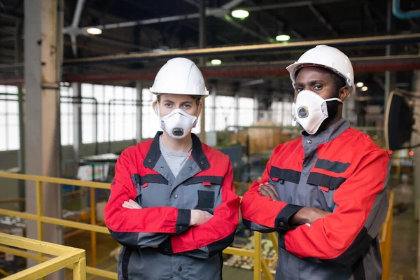Προσωπογραφία Των Σοβαρών Εργαζομένων Αναπνευστικές Μάσκες Και Καπέλα Στέκεται Σταυρωμένα — Φωτογραφία Αρχείου