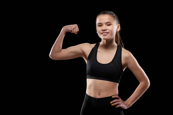 Feliz Joven Deportista Ropa Deportiva Negra Mirándote Mientras Muestra Fuerza —  Fotos de Stock