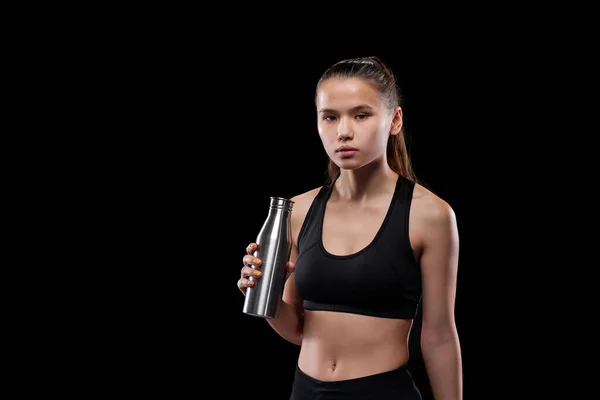 Mladá Sportovkyně Kovovou Láhví Pitné Vody Cvičení Při Stání Před — Stock fotografie