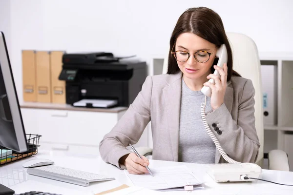 Jeune Femme Affaires Confiante Assise Table Prenant Des Notes Dans — Photo