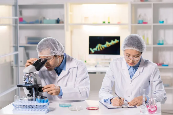 Investigadores Laboratorio Multiétnicos Ocupados Gafas Seguridad Sentados Escritorio Trabajando Con — Foto de Stock