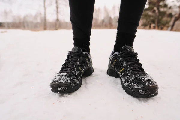 Close Pessoa Irreconhecível Inverno Sapatos Esportivos Pretos Neve — Fotografia de Stock