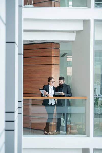 Umtriebige Junge Büroangestellte Formalbekleidung Stehen Auf Dem Balkon Einem Bürocenter — Stockfoto