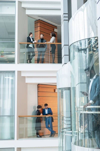 Genç Ofis Çalışanı Balkonlarda Duruyor Modern Finans Bölgesinde Tartışıyor — Stok fotoğraf