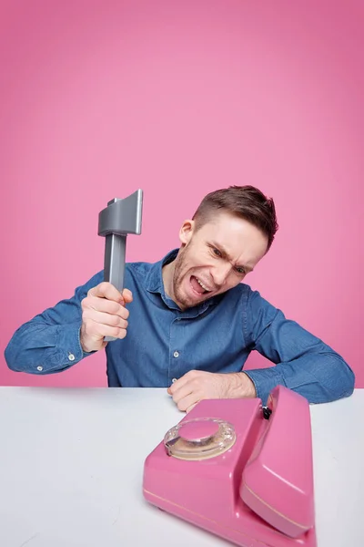 Müder Junger Bärtiger Mann Strickjacke Und Brille Vor Blauem Hintergrund — Stockfoto