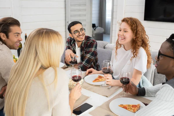 Horizontal Alto Ángulo Tiro Los Hombres Mujeres Jóvenes Charlando Mientras — Foto de Stock