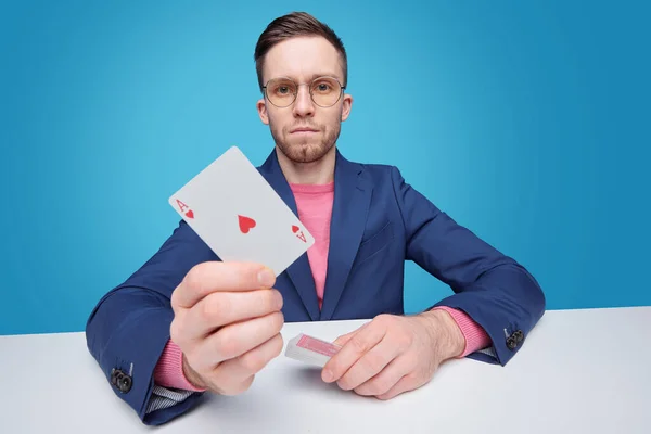 Portret Van Een Serieuze Jonge Gokker Een Jasje Zittend Aan — Stockfoto