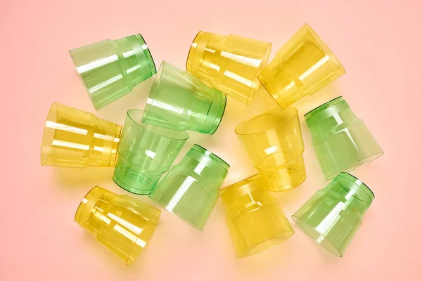 Vízszintes Felülről Sík Feküdt Lövés Átlátszó Zöld Sárga Műanyag Poharak — Stock Fotó