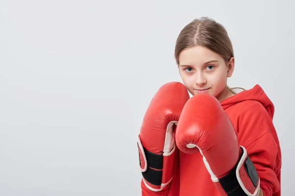 Porträt Eines Starken Teenagers Boxhandschuhen Bereit Für Den Kampf Beim — Stockfoto