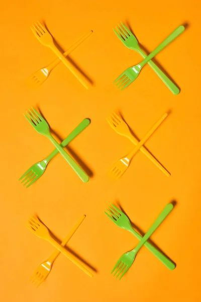 Вертикальний Концептуальний Плоский Знімок Позначок Зроблений Одноразових Світло Зелених Оранжевих — стокове фото