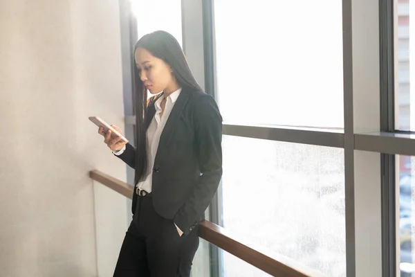 Serious Young Asian Businesswoman Standing Corridor Using Modern Phone Break — Stock Photo, Image