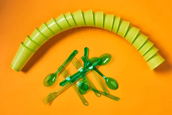 Horizontal Flat Lay Shot Disposable Green Plastic Cups Set Spoons — Stock Photo, Image