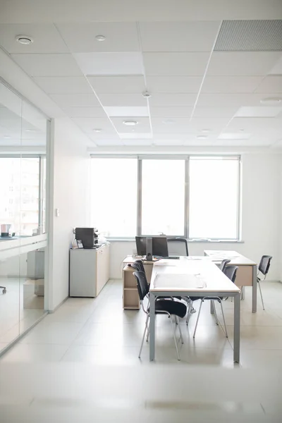 Eigentijds Interieur Van Lege Kantoorruimte Met Lange Tafel Stoelen Bureau — Stockfoto