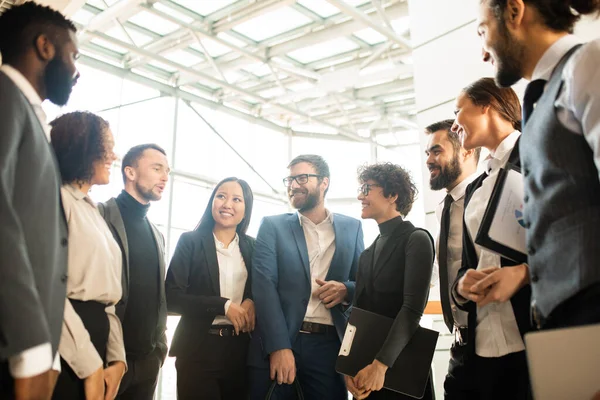 Grupo Jovens Criativos Colegas Negócios Multi Étnicos Círculo Brainstorming Sobre — Fotografia de Stock