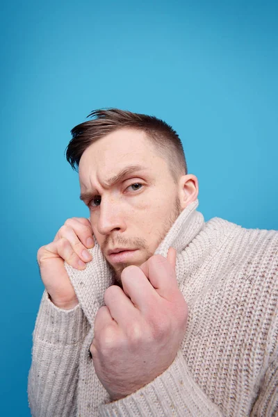 Portret Van Een Fronsende Jongeman Met Koude Wikkeling Gebreide Trui — Stockfoto