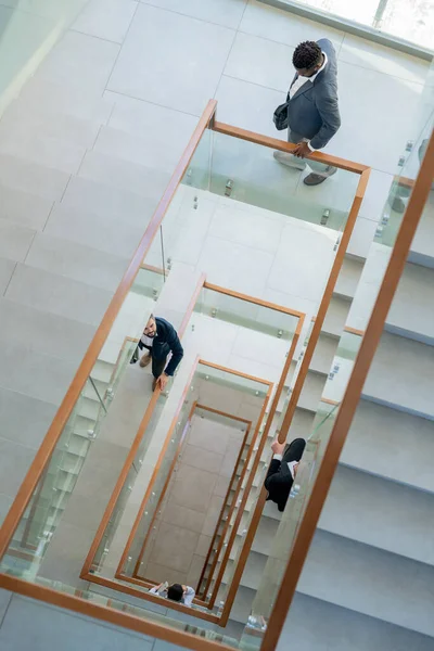 Konceptuell Bild Moderna Affärsmän Som Flyttar Över Kontorstrappan Spiral Sammansättning — Stockfoto