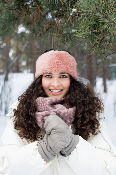 Vertikalt Medium Vinter Porträtt Attraktiv Ung Kvinna Med Mörkt Lockigt — Stockfoto