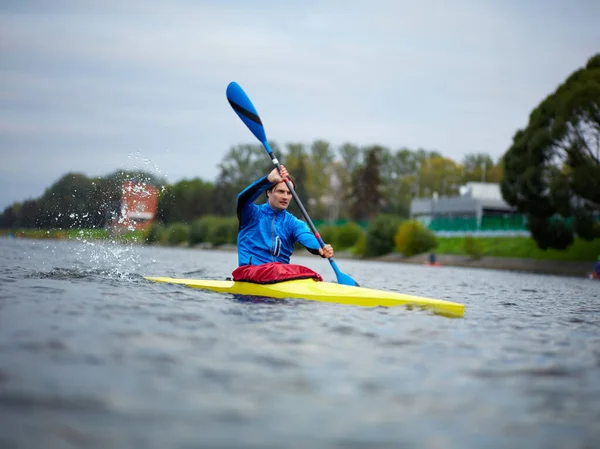 Professionell Kajakidrottare Träning Ung Vit Man Paddlar Längs Floden Gul — Stockfoto