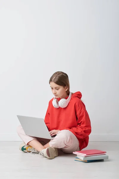 Цікава Школярка Бездротовими Навушниками Навколо Шиї Виконує Онлайн Завдання Ноутбуці — стокове фото