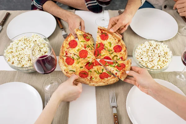 Lezzetli Pizza Dilimleri Alan Tanınmayan Insanların Yatay Yüksek Açı Görüntüsü — Stok fotoğraf