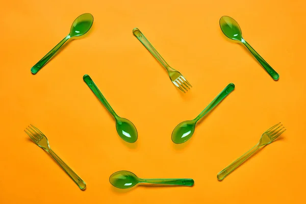 Horizontal Flat Lay Conceptual Shot Green Plastic Spoons Forks Bright — Stock Photo, Image