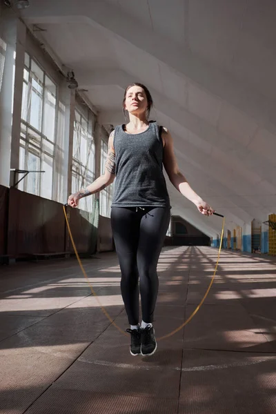 Ung Atletisk Vit Kvinna Svart Sportkläder Hoppa Med Hopprep Stora — Stockfoto