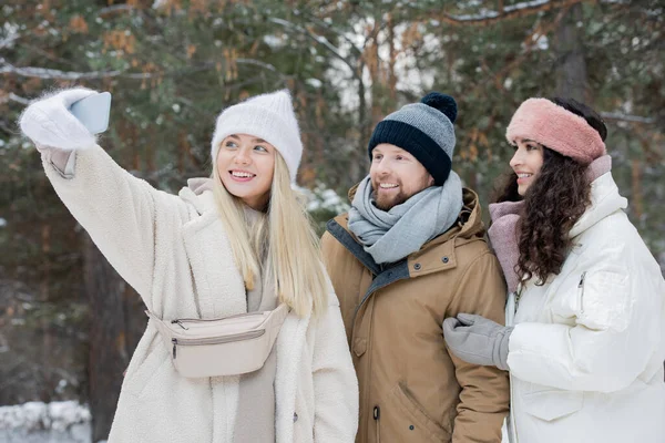 Genç Arkadaşın Kış Günü Açık Havada Yürürken Akıllı Telefondan Selfie — Stok fotoğraf