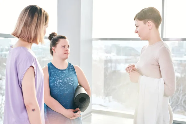 Jeune Moniteur Fitness Avec Serviette Consultant Deux Jeunes Femmes Actives — Photo