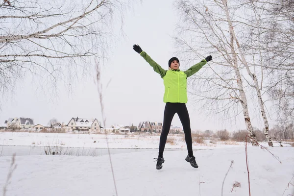 Kış Ormanlarında Kollar Bacaklar Için Dinamik Egzersiz Yapan Genç Bir — Stok fotoğraf