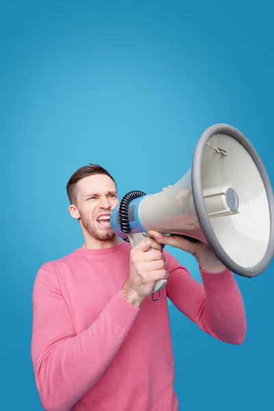 Молодой Человек Выразительным Лицом Говорит Объявление Мегафон Синем Фоне — стоковое фото