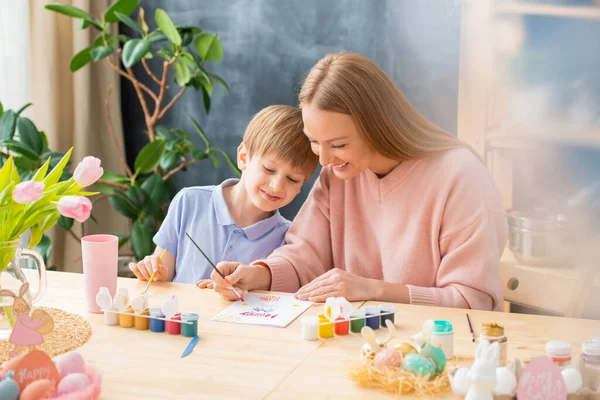 Souriant Excité Jeune Mère Assis Avec Son Fils Table Dessin — Photo