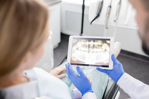 Mãos Enluvadas Dentista Profissional Com Tablet Mostrando Paciente Feminino Raio — Fotografia de Stock