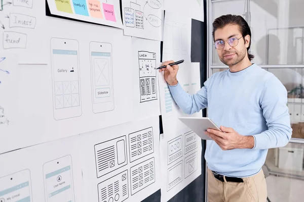 Horizontale Porträtaufnahme Eines Professionellen Anwendungsentwicklers Der Während Der Arbeit Einem — Stockfoto