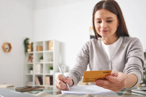 Ung Brunett Kvinna Med Kreditkort Sitter Vid Bordet Och Skriva — Stockfoto