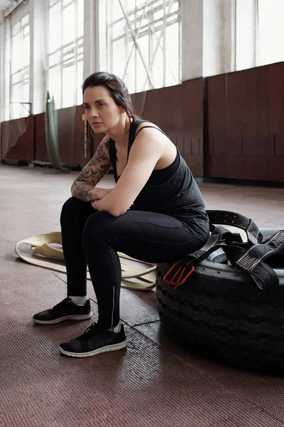 Atleta Femminile Riposo Dopo Allenamento Giovane Donna Caucasica Tatuata Seduta — Foto Stock