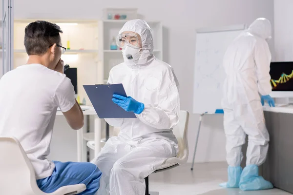 Medical Specialist Biohazard Suit Respirator Asking Coronavirus Patient Symptoms — Stockfoto
