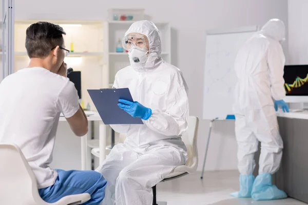 Medicinsk Specialist Kostym Och Respirator Frågar Coronavirus Patienten Symtom — Stockfoto