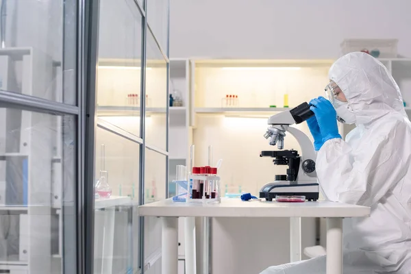 Oldalnézet Orvostudós Védő Maszk Mikroszkóppal Miközben Tanulmányozza Veszélyes Koronavírus Laboratóriumi — Stock Fotó