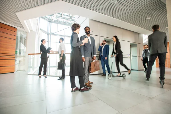 Estilo Vida Moderno Oficina Gente Negocios Hablando Caminando Mientras Sus — Foto de Stock