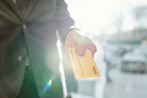Close Empresário Irreconhecível Dando Cartão Crédito Enquanto Paga Loja Efeito — Fotografia de Stock